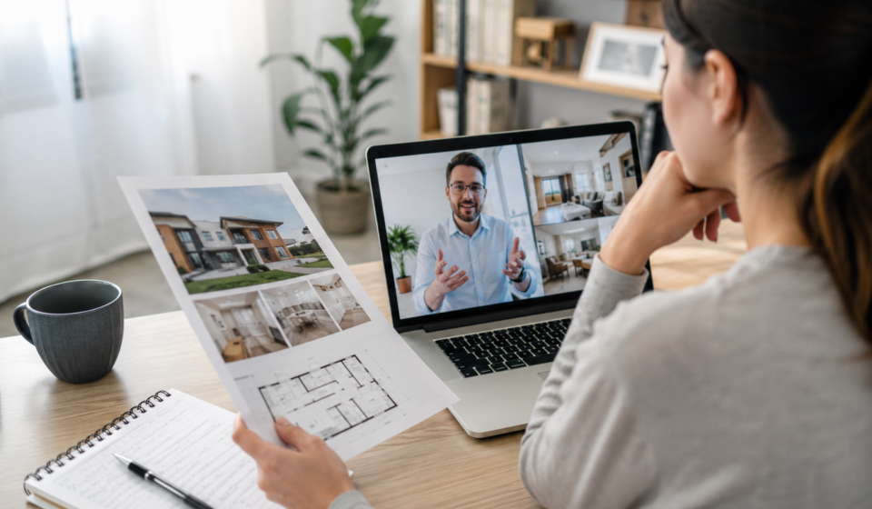 Achat immobilier : comment réussir un achat immobilier à distance en 2026 sans faire d’erreur ? Couple préparant un achat immobilier à distance avec un agent en visioconférence
