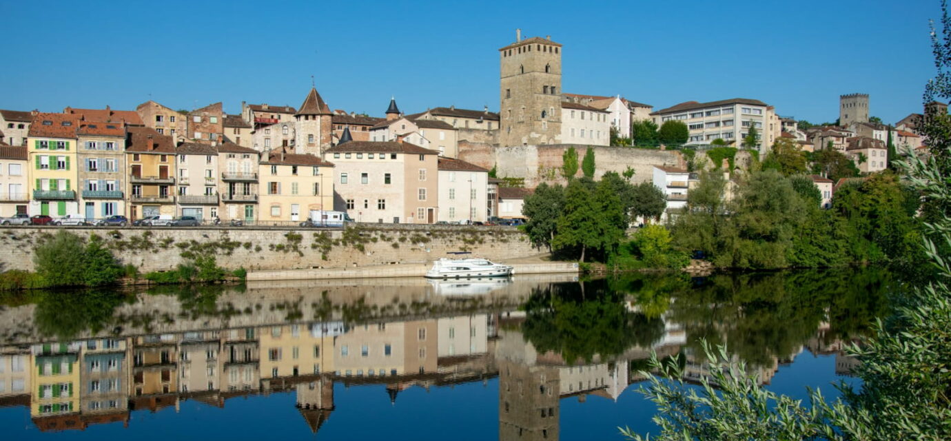 Vivre à Cahors avec une famille devant le Pont Valentré et les maisons anciennes de la ville