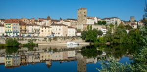 Vivre à Cahors avec une famille devant le Pont Valentré et les maisons anciennes de la ville