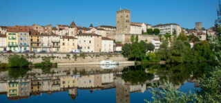 Vivre à Cahors avec une famille devant le Pont Valentré et les maisons anciennes de la ville
