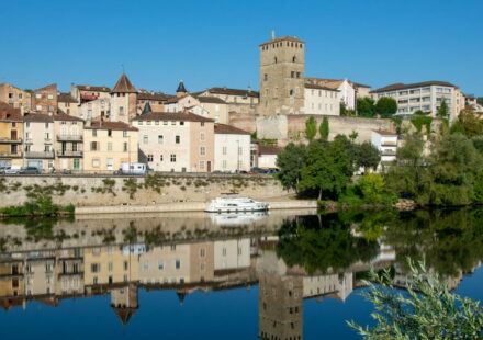 Vivre à Cahors, une qualité de vie préservée à des prix qui séduisent encore les acheteurs Vivre à Cahors avec une famille devant le Pont Valentré et les maisons anciennes de la ville