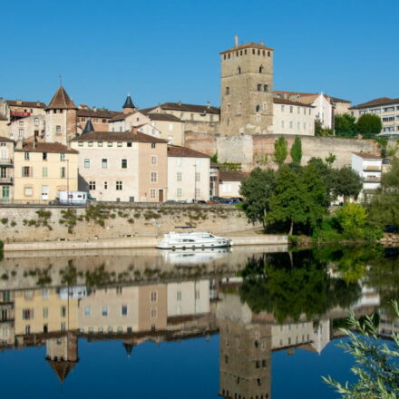 Vivre à Cahors, une qualité de vie préservée à des prix qui séduisent encore les acheteurs Vivre à Cahors avec une famille devant le Pont Valentré et les maisons anciennes de la ville
