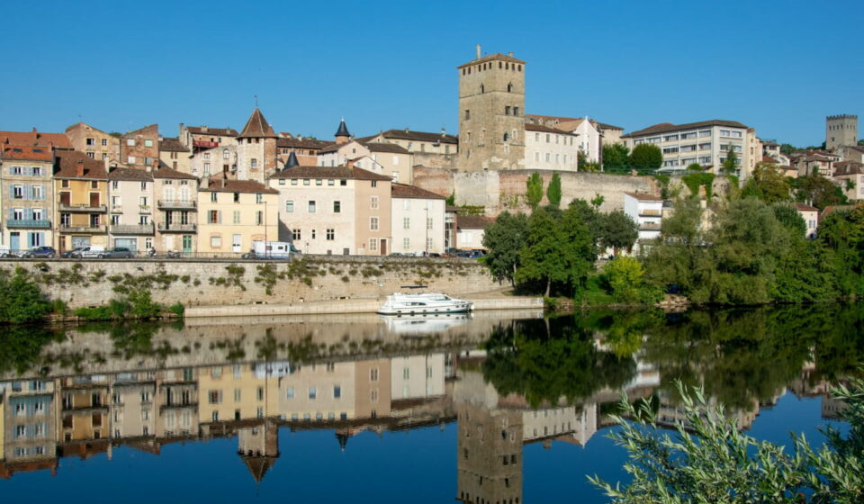 Vivre à Cahors, une qualité de vie préservée à des prix qui séduisent encore les acheteurs Vivre à Cahors avec une famille devant le Pont Valentré et les maisons anciennes de la ville