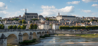 Vue de Blois et de son patrimoine immobilier depuis les bords de Loire