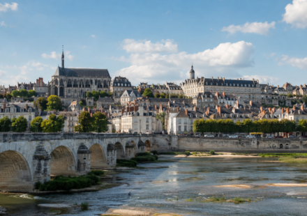 Immobilier à Blois : où acheter et à quel prix en 2026 ? Vue de Blois et de son patrimoine immobilier depuis les bords de Loire