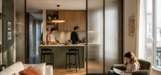 Cuisine semi-ouverte séparée du salon par une cloison vitrée coulissante