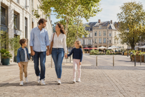 Famille dans le centre-ville animé d’une petite préfecture française