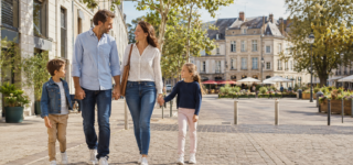 Famille dans le centre-ville animé d’une petite préfecture française