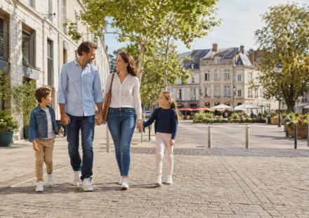 Famille dans le centre-ville animé d’une petite préfecture française