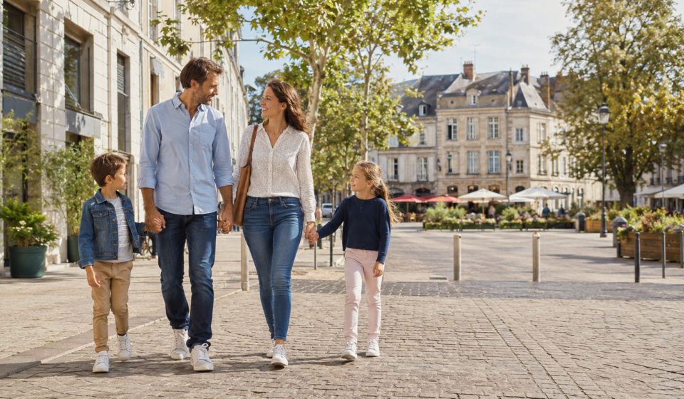 Famille dans le centre-ville animé d’une petite préfecture française