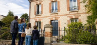 Famille devant une maison de ville à Alençon dans l’Orne