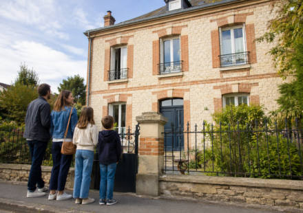 Famille devant une maison de ville à Alençon dans l’Orne