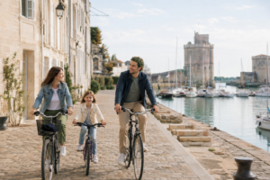 Famille à vélo près du Vieux-Port de La Rochelle