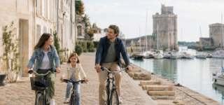 Famille à vélo près du Vieux-Port de La Rochelle