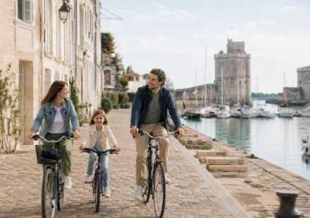 Famille à vélo près du Vieux-Port de La Rochelle