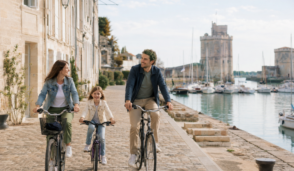 Famille à vélo près du Vieux-Port de La Rochelle