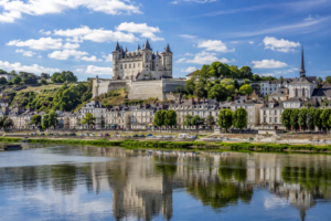 Vue de Saumur et de son château au bord de la Loire