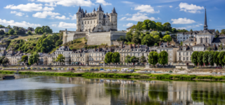 Vue de Saumur et de son château au bord de la Loire