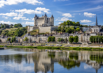 Immobilier à Saumur : pourquoi cette ville du Val de Loire pourrait séduire davantage d’acheteurs Vue de Saumur et de son château au bord de la Loire