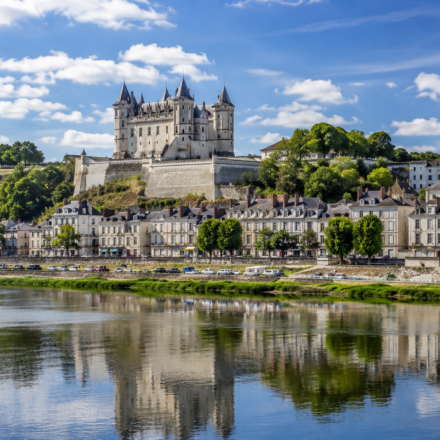 Immobilier à Saumur : pourquoi cette ville du Val de Loire pourrait séduire davantage d’acheteurs Vue de Saumur et de son château au bord de la Loire