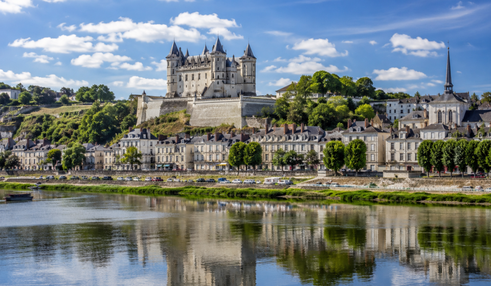 Vue de Saumur et de son château au bord de la Loire