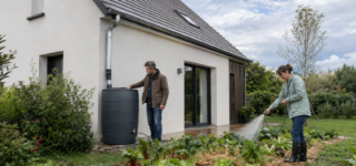 Peut-on rendre une maison autonome en eau sans tomber dans le gadget ? Couple utilisant l’eau de pluie récupérée pour arroser le potager