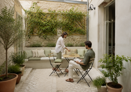 Couple profitant d’une petite cour intérieure aménagée en espace de vie
