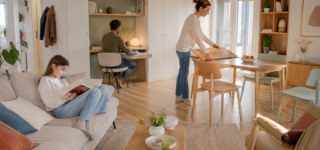 Salon polyvalent avec bureau intégré, coin repas et espace de détente