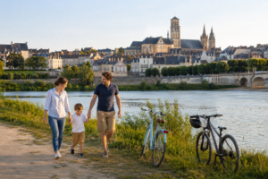 Famille au bord de la Loire avec le centre historique de Nevers en arrière-plan