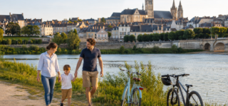 Famille au bord de la Loire avec le centre historique de Nevers en arrière-plan
