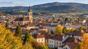 Illustration du centre de Pontarlier avec les reliefs boisés du Haut-Doubs