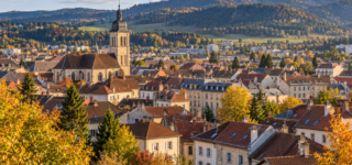Illustration du centre de Pontarlier avec les reliefs boisés du Haut-Doubs
