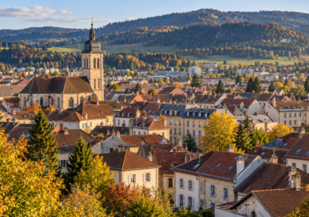 Immobilier à Pontarlier : prix, frontière suisse et pression immobilière Illustration du centre de Pontarlier avec les reliefs boisés du Haut-Doubs