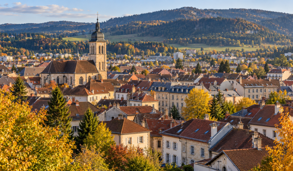 Illustration du centre de Pontarlier avec les reliefs boisés du Haut-Doubs