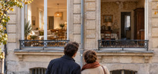 Un couple compare deux appartements anciens voisins, l’un rénové et l’autre à rénover