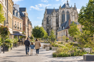 Famille se promenant dans le centre de Beauvais devant la cathédrale Saint-Pierre
