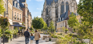 Famille se promenant dans le centre de Beauvais devant la cathédrale Saint-Pierre