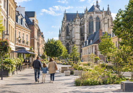 Famille se promenant dans le centre de Beauvais devant la cathédrale Saint-Pierre