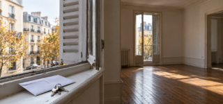 Appartement vacant avec des clés et une enveloppe près d’une fenêtre