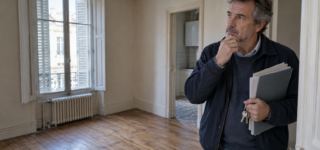 Propriétaire réfléchissant à la remise en location de son logement vacant