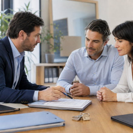 Vente immobilière : qui paie réellement la taxe foncière l’année de la transaction ? Un notaire explique le partage de la taxe foncière à des acquéreurs