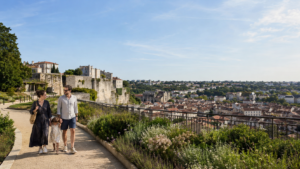 Famille se promenant devant le panorama urbain d’Angoulême