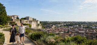 Famille se promenant devant le panorama urbain d’Angoulême