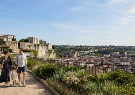 Famille se promenant devant le panorama urbain d’Angoulême
