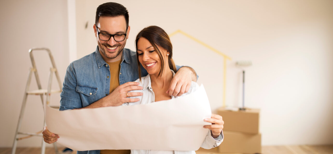 Devis de rénovation : comment repérer les prestations qui manquent ? Un couple examine un devis dans une cuisine à rénover.