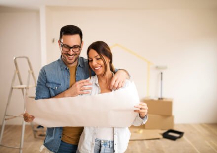 Devis de rénovation : comment repérer les prestations qui manquent ? Un couple examine un devis dans une cuisine à rénover.