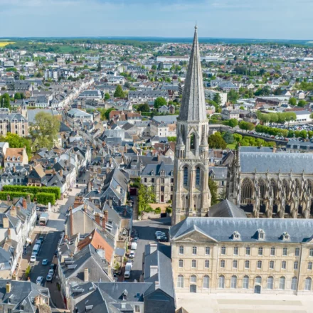 Vivre à Vendôme : quels quartiers choisir et à quel prix acheter ? Emplacement, état du logement et budget global orientent le choix d’une adresse.
